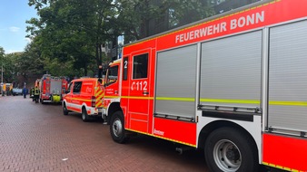 Feuerwehr und Rettungsdienst Bonn: FW-BN: Brand auf Dachfläche in Bad Godesberger Innenstadt - Feuer breitet sich auf Wohnung aus