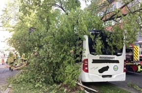 Feuerwehr Gelsenkirchen: FW-GE: Busunfall mit mehreren Verletzten