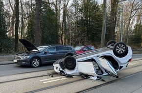 Polizei Bochum: POL-BO: Verkehrsunfall mit vier Leichtverletzten - Pkw bleibt auf dem Dach liegen