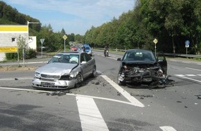 Polizeiinspektion Hameln-Pyrmont/Holzminden: POL-HOL: Fünf Verletzte bei Unfall in Delligsen / Zwei Autos Schrott / Helfen bauliche Veränderungen?