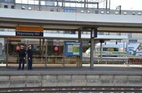 Bundespolizeidirektion München: Bundespolizeidirektion München: Unbekannter will auf anfahrenden Zug aufspringen - Zug muss Notbremsen