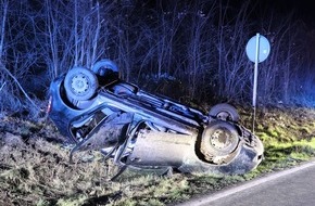 Kreispolizeibehörde Höxter: POL-HX: Auto überschlägt sich, drei Personen verletzt