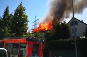 Feuerwehr Stuttgart: FW Stuttgart: Dienstag, 09.08.2022: Dachstuhlbrand droht auf Nachbargebäude überzugreifen