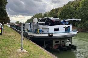 Polizei Duisburg: POL-DU: Schiff kollidiert mit Sicherheitstor