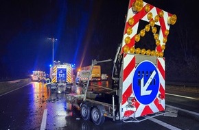 Feuerwehr Moers: FW Moers: PKW kollidiert mit Absicherungsanhänger auf der A57