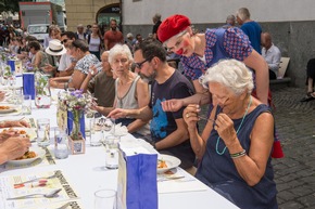 22 Orte feiern Festessen aus geretteten Lebensmitteln