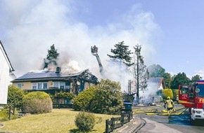 Feuerwehr Detmold: FW-DT: Heckenbrand breitet sich auf Wohnhaus aus - Gebäude unbewohnbar