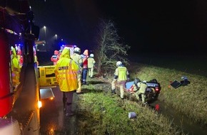 Freiwillige Feuerwehr Lehrte: FW Lehrte: Verkehrsunfall: PKW nach überschlag im Graben - Person eingeschlossen