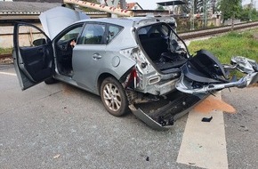 Bundespolizeiinspektion Frankfurt/Main: BPOL-F: Bodenloser Leichtsinn - Unfall am Bahnübergang in Groß Grau