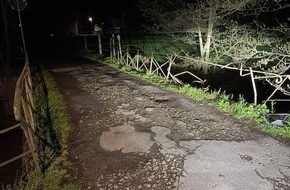 Polizeiinspektion Hameln-Pyrmont/Holzminden: POL-HOL: Br&uuml;ckengel&auml;nder besch&auml;digt - alkoholisierter Fahrer fl&uuml;chtet vom Unfallort