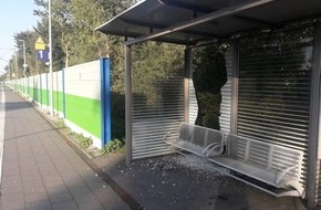Bundespolizeiinspektion Flensburg: BPOL-FL: Wrist - Unbekannte zerstören Wetterschutzunterstand der Bahn