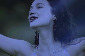 Valle Venia art & science: Valle Venia presenta Sandgrain in Space LPS con Lara / Una canción cósmica sobre la autocreación, el renacimiento interior y el poder silencioso del devenir