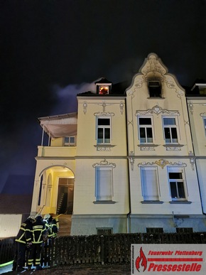 FW-PL: OT-Stadtmitte. Brand in einer Dachgeschosswohnung.