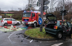 Feuerwehr Bochum: FW-BO: Vier Verletzte bei schwerem Verkehrsunfall auf dem Werner Hellweg - Feuerwehr befreit Fahrer aus seinem Fahrzeug
