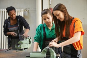 Ford lädt erstmals auch Lehrkräfte zum Girls&apos; Day ein (FOTO)