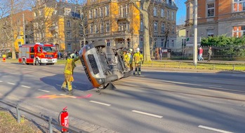 Feuerwehr Dresden: FW Dresden: PKW landet nach Verkehrsunfall auf dem Dach