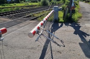 Polizeiinspektion Nienburg / Schaumburg: POL-NI: Bahnschranke beschädigt