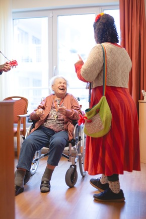 Humor im Pflegealltag: DOMICIL setzt in Hamburg auf Klinik-Clowns