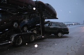 Polizeiinspektion Hildesheim: POL-HI: BAB 7, LK Hildesheim ++ Autotransporter prallt in Schutzplanke ++ Behinderungen im Berufsverkehr ++