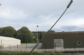 Kreispolizeibehörde Soest: POL-SO: Rüthen - Laternenmasten steht schräg (Klarstellung)