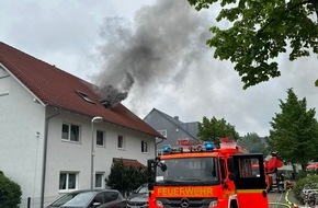 Feuerwehr Mülheim an der Ruhr: FW-MH: Dachgeschosswohnung in Vollbrand - eine Person verletzt-