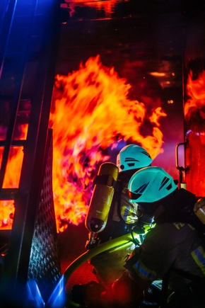 FW Lehrte: 120 Atemschutzgeräteträger der Feuerwehren aus dem Stadtgebiet Lehrte trainieren in Brandsimulationsanlage