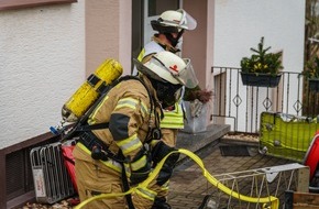 Freiwillige Feuerwehr Menden: FW Menden: Brand im Dachgeschoss eines Mehrfamilienhauses