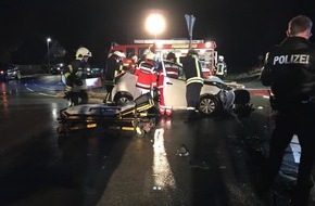 Polizeiinspektion Hameln-Pyrmont/Holzminden: POL-HM: Kollision von zwei Fahrzeugen auf der B 442 - fünf Verletzte in Kliniken gebracht