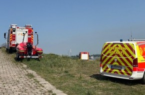 Feuerwehr Dinslaken: FW Dinslaken: Ein Dachstuhlbrand mit Menschenleben in Gefahr, ein Zimmerbrand mit Menschenleben in Gefahr, eine Person im Rhein und weitere Einsätze wurden heute bisher durch die FW Dinslaken bearbeitet.