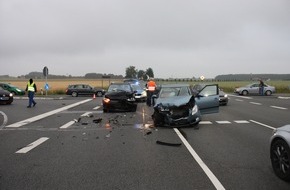 Kreispolizeibehörde Höxter: POL-HX: Zusammenstoß auf Kreuzung - zwei Leichtverletzte