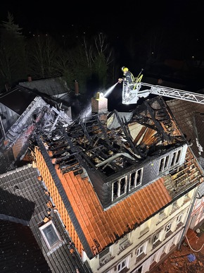 FW Helmstedt: Geb&auml;udebrand mit Menschenrettung