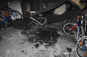 Polizei Wolfsburg: POL-WOB: Kinderwagen im Keller in Brand gesetzt - Polizei sucht Zeugen