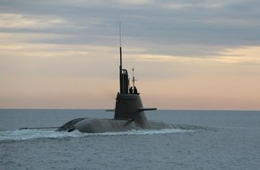 Presse- und Informationszentrum Marine: UBootsbesatzungen aus Eckernförde vor anspruchsvollen Aufgaben  U32 und Tender "Main" auf großer Fahrt (BILD)