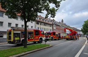 Feuerwehr Gelsenkirchen: FW-GE: Küchenbrand in Gelsenkirchen Hassel - Mehrere Personen über Drehleitern gerettet