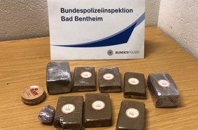 Bundespolizeiinspektion Bad Bentheim: BPOL-BadBentheim: Drogen über die Grenze geschmuggelt / Bundespolizei findet ein Kilo Haschisch