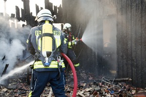 FW-RD: Feuer zerstört Carport und PKW Quarnbek - (Kreis Rendsburg-Eckernförde), 17.07.2021, 16:01 Uhr Feuer Standard, 16:16 Uhr Feuer Größer als Standard (FEU 2)