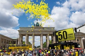 Amnesty International: 50 Jahre Amnesty International am Brandenburger Tor: Prominente Unterstützer sammeln Unterschriften für Inhaftierte (mit Bild)