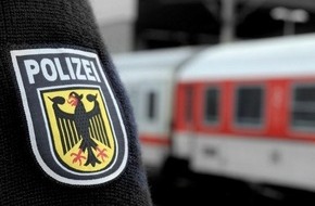 Bundespolizeiinspektion Kassel: BPOL-KS: Reisezugwagen mit Farbe besprüht