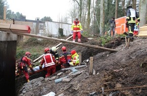 Feuerwehr Dortmund: FW-DO: 09.01.2018 - Arbeitsunfall in Löttringhausen
Feuerwehr rettet Arbeiter aus Baugrube