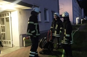 Feuerwehr Plettenberg: FW-PL: OT-Kersmecke. Wohnungsinhaber kann von Feuerwehr aus verrauchter Wohnung gerettet werden. Essen im Kochtopf verbrannt.