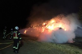 Feuerwehr Mettmann: FW Mettmann: Brennende Strohmiete ruft Feuerwehr auf den Plan