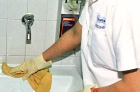 BG BAU Berufsgenossenschaft der Bauwirtschaft: Gesundheitsrisiken im Reinigungsgewerbe (mit Bild) / Mitgliedsunternehmen der BG BAU für beispielhaften Arbeitsschutz ausgezeichnet