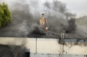 Feuerwehr Oberhausen: FW-OB: Feuer in einer Gewerbehalle in Oberhausen-Lirich