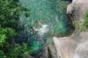 Ticino Turismo: Einsame Badeplätze im Tessin / Eine frische Abkühlung nach einer Radtour oder Wanderung beziehungsweise einfach in der Sonne abschalten und dem Geräusch von Wasser lauschen