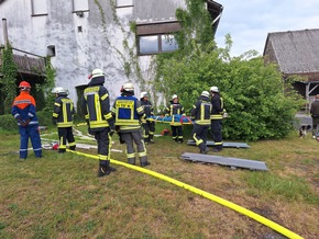 FW-AR: Feuerwehren aus Wennigloh, Stemel und Hachen trainieren den Ernstfall auf Wagyu-Hof