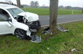 Polizei Minden-Lübbecke: POL-MI: Toyota-Fahrer kracht gegen Baum und wird verletzt