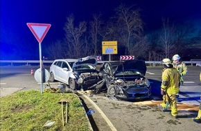 Feuerwehr Weinheim: FW Weinheim: Schwerer Verkehrsunfall an der B3 Abfahrt L&uuml;tzelsachsen. Drei Verletzte nach Zusammensto&szlig; zweier Pkw.