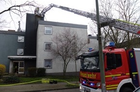 Feuerwehr Gelsenkirchen: FW-GE: Brennendes Flachdach in Gelsenkirchen-Horst
