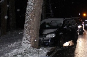 Kreispolizeibehörde Olpe: POL-OE: Pkw kollidiert mit Baum - 20-Jähriger verletzt