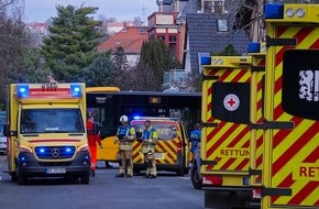 Feuerwehr Dresden: FW Dresden: Mehrere Verletzte bei Verkehrsunfall